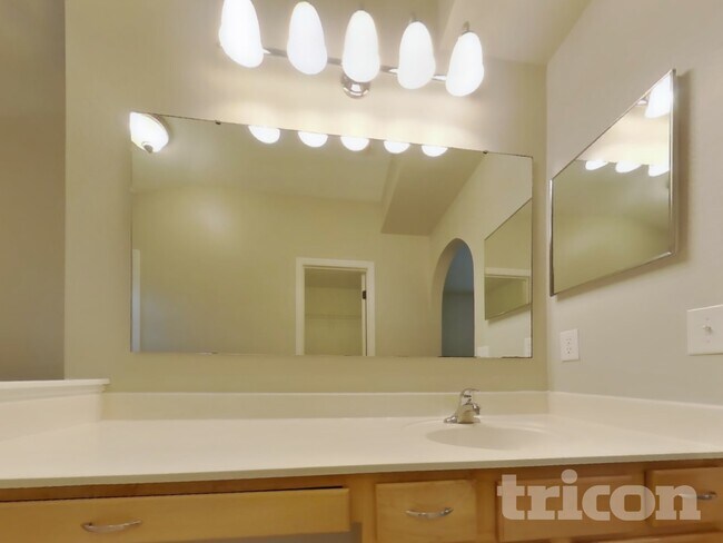 Building Photo - 864 Vanderbilt Dr