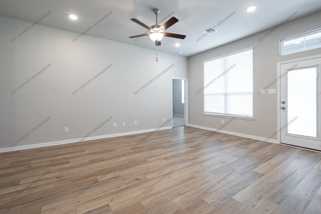 Building Photo - 720 Fallbrook Dr