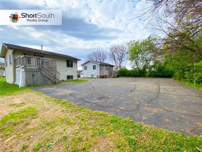 Building Photo - 4 bed 2 bath Single Family Home