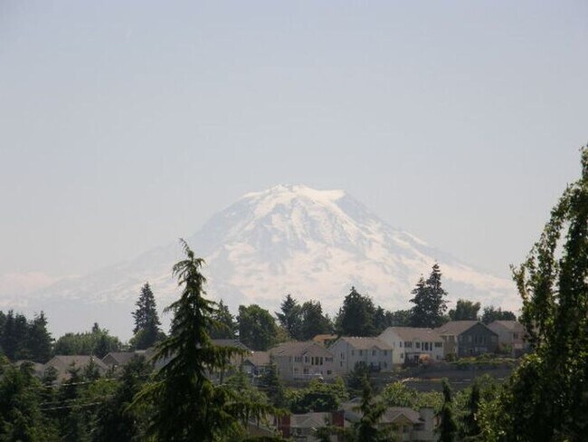Building Photo - N Tacoma 3bdr 2.5 bath home w/ VIEW of Mt Rainer