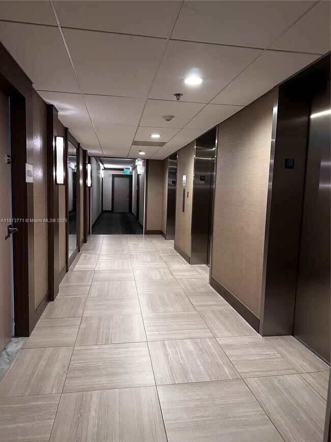 Building Photo - 3731 N Country Club Dr