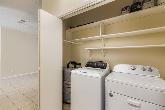 Building Photo - 708 Graham Pl