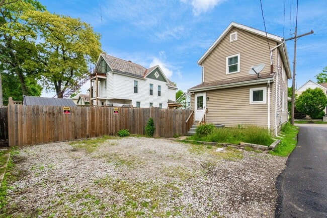 Building Photo - 479 Siebert St