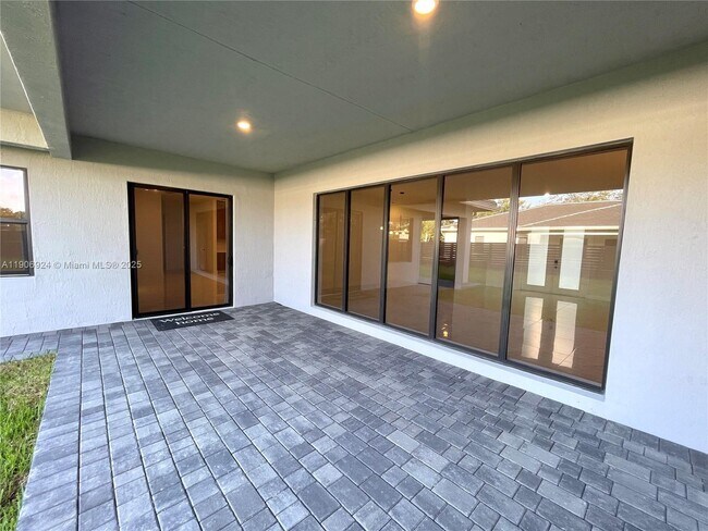 Building Photo - 11181 SW 92nd Ave