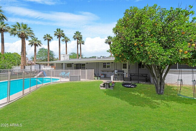 Building Photo - 1021 W Las Palmaritas Dr