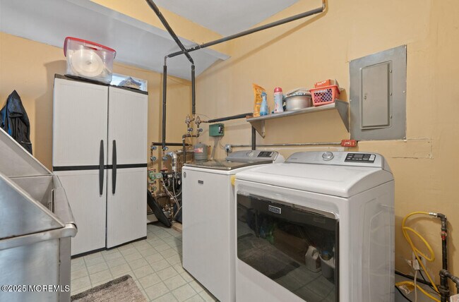 Building Photo - 517 Laurel Ave