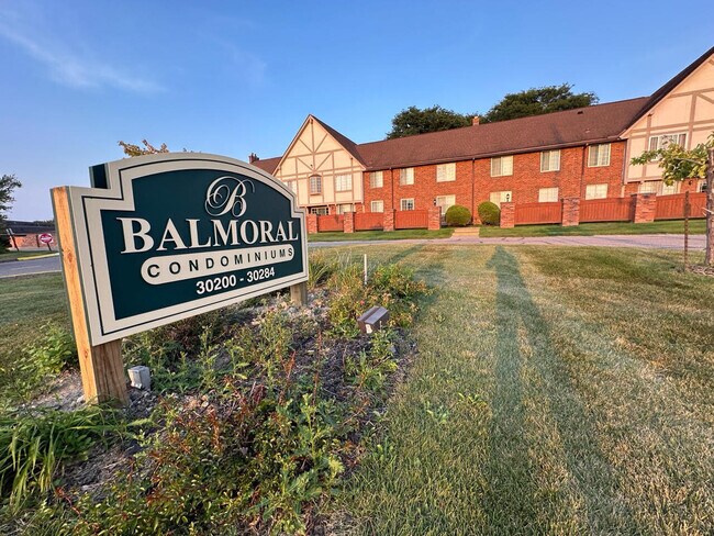 Building Photo - 30268 Southfield Rd