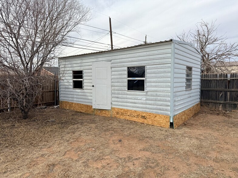 Building Photo - 2501 Redbud Ave