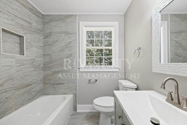 Building Photo - HUGE 4 BED 2 BATH PROPERTY!!!!!! SECTION 8...