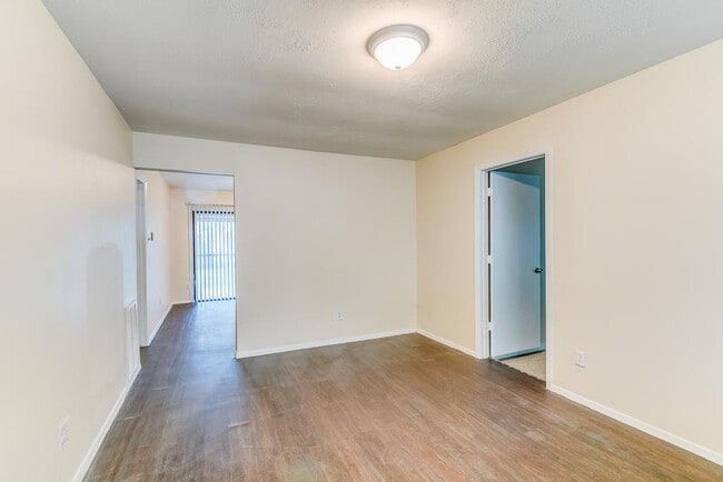 Building Photo - 743 Knob Hollow St