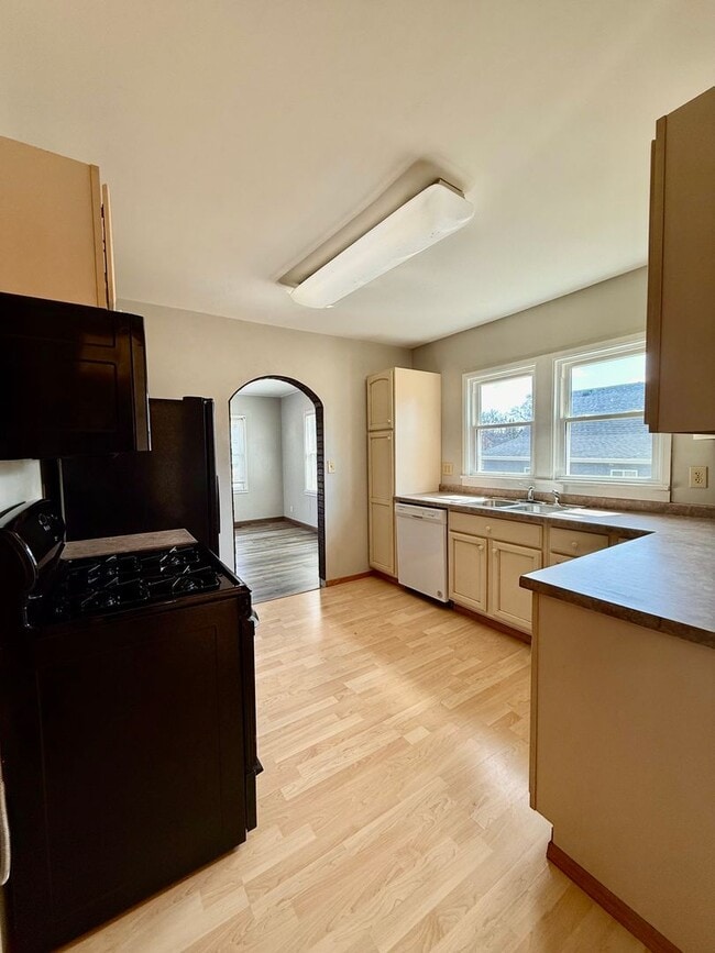 Building Photo - Charming 2-Bedroom Home Near the Hospital – Pet Friendly!
