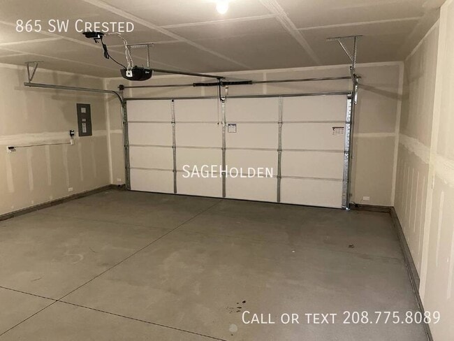 Building Photo - 865 SW Crested-