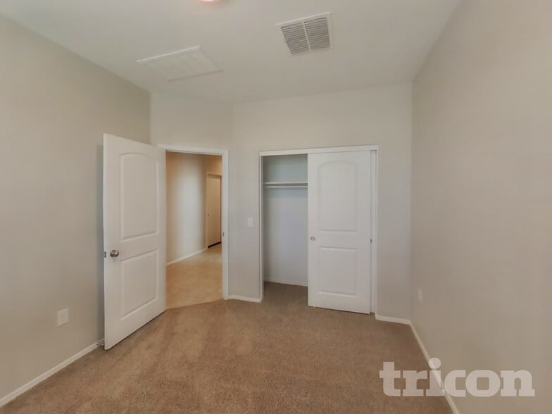 Building Photo - 30962 W Cheery Lynn Rd