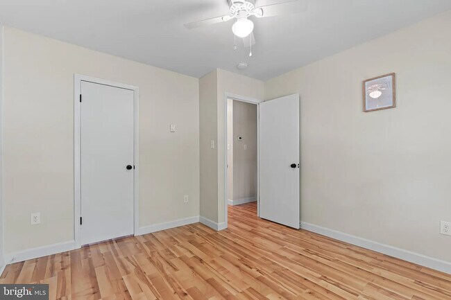 Building Photo - 121 Carnival Dr