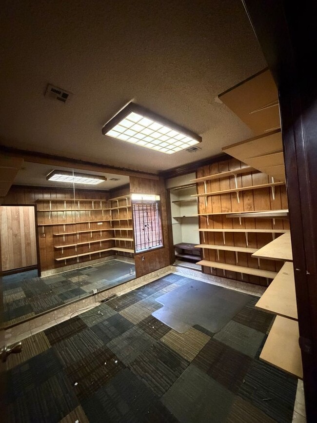 Building Photo - 3BEDROOM 1 BATHROOM COMMERCIAL PROPERTY