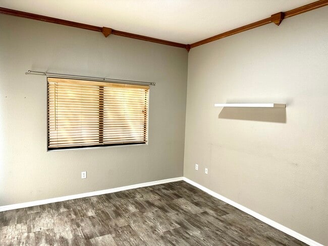 Building Photo - Gorgeous 2 bedroom / 2 bath condo in The E...