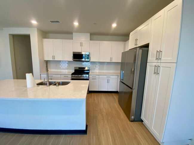 Building Photo - Modern 3-Bed, 3-Bath Home with Garage & Re...