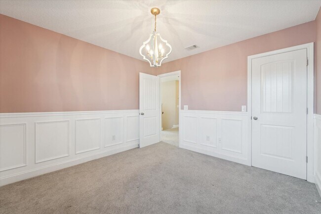 Building Photo - MOVE-IN READY! (Pet Friendly)