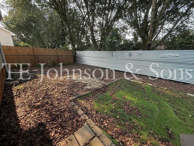 Building Photo - Charming One Level 3 Bedroom Home with Fenced Yard, Garage, and Deck