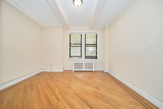 Building Photo - 825 W End Ave