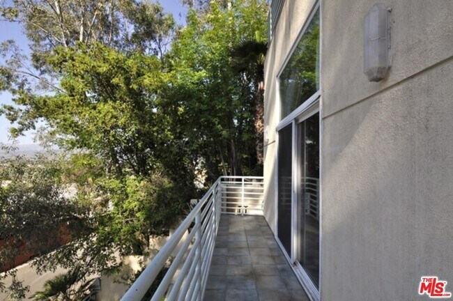 Building Photo - 3971-3971 Fredonia Dr