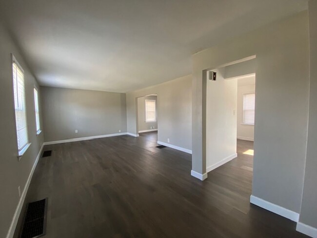 Building Photo - 2 Bedroom 1 Bathroom Home Available in Spr...