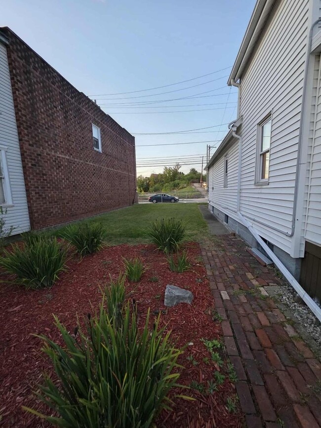 Building Photo - 728 7th St
