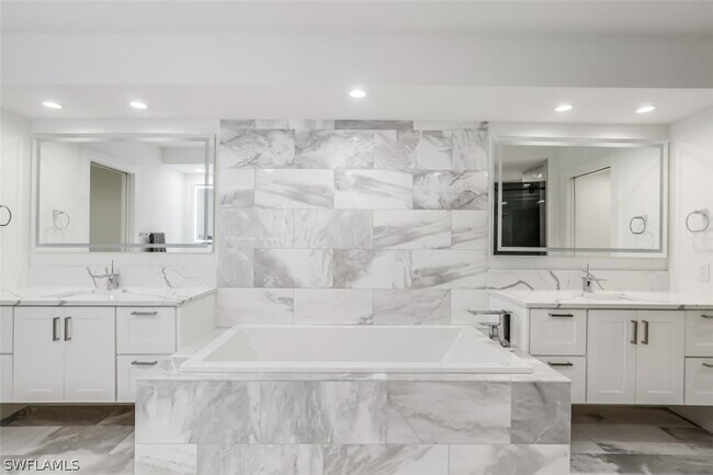 Building Photo - 8171 Bay Colony Dr