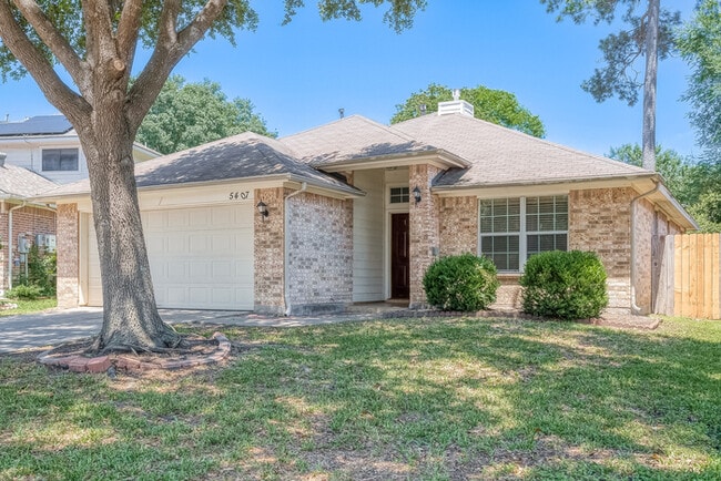 Building Photo - Spacious 3-Bedroom, 2-Bathroom Home with F...