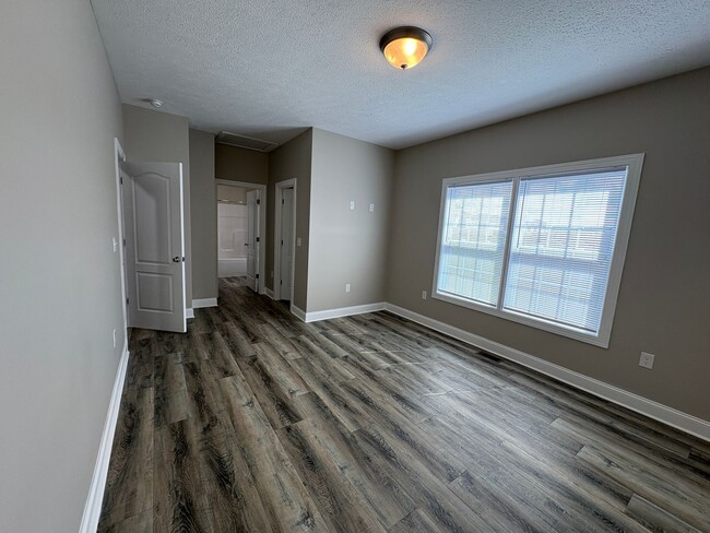 Building Photo - 505 Twisted Oak Dr NW