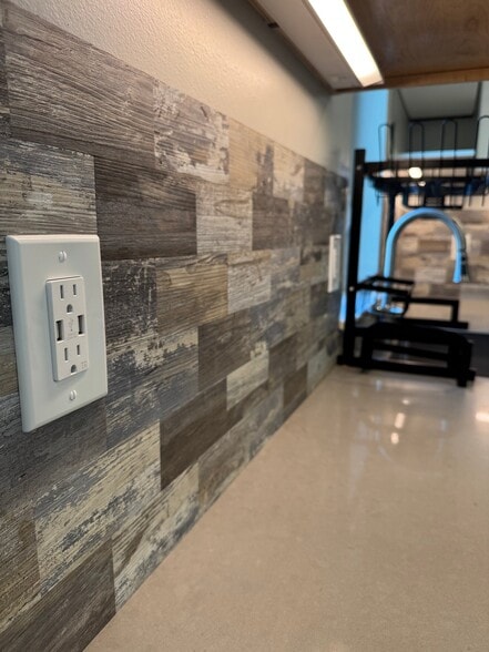 Building Photo - 2216 1/2 Motta St