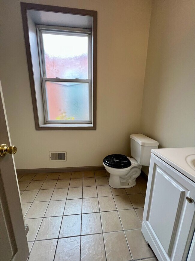 Building Photo - Spacious 4-Bedroom Townhome Near Temple! Available NOW!