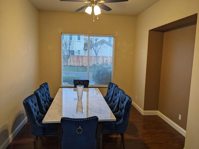 Building Photo - Clean 2000 sqft. 3 Bedroom 2 Bathroom Anatolia Home for Lease.