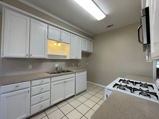 Building Photo - AVAILABLE NOW 2 BEDROOM 2 BATH TOWNHOME IN...