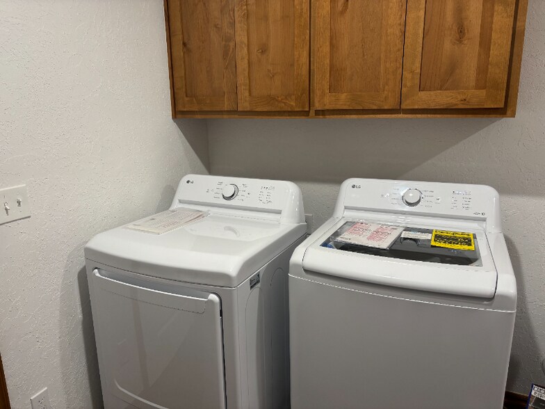 Building Photo - 407 W Adler Ave