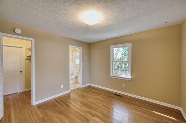 Building Photo - MOVE-IN SPECIAL- $300 OFF FIRST MONTH'S RENT!