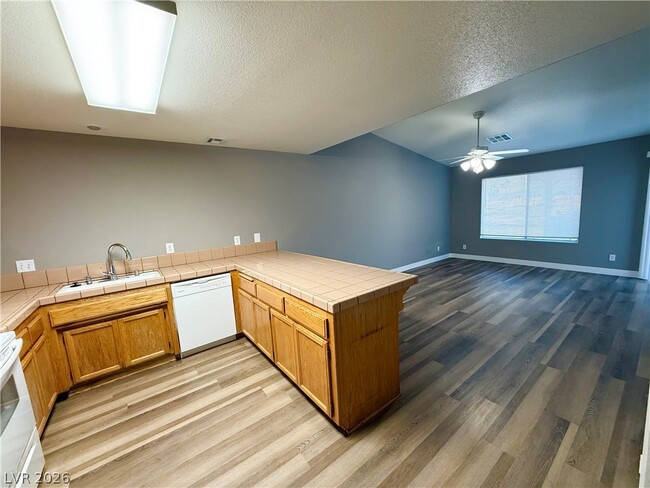 Building Photo - 452 Comstock Ave