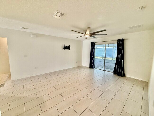 Building Photo - 949 SW Fisherman Ave