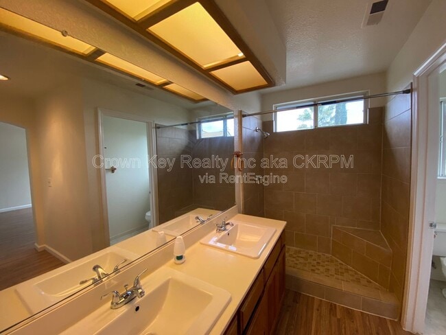 Building Photo - 960 Vallerand Rd