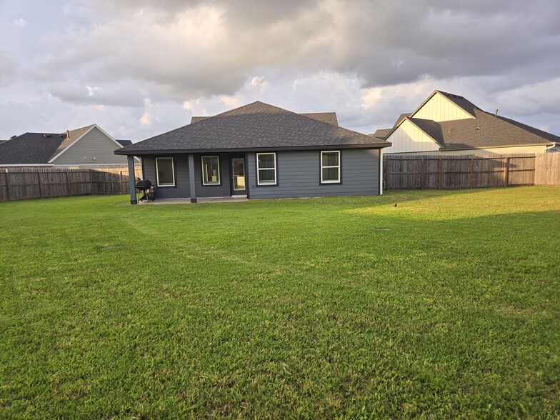 Building Photo - 3555 Crestfield Ln