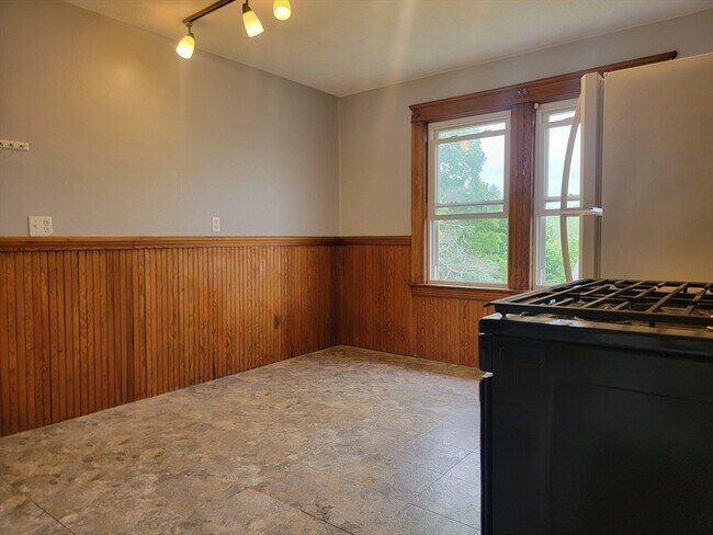 Building Photo - 26 Stebbins St