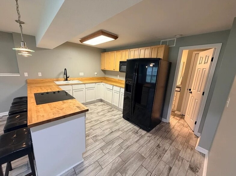 Building Photo - 806 S Fox Rdg Dr