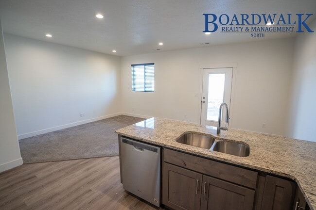 Building Photo - Great 3 Bedroom Townhome with Garage