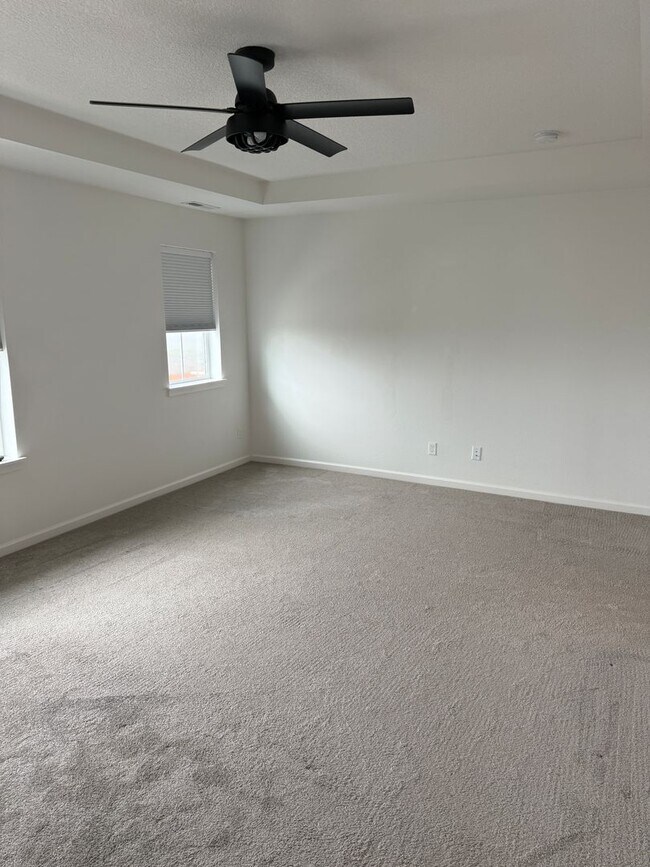 Building Photo - Hillsboro Townhouse/Condo