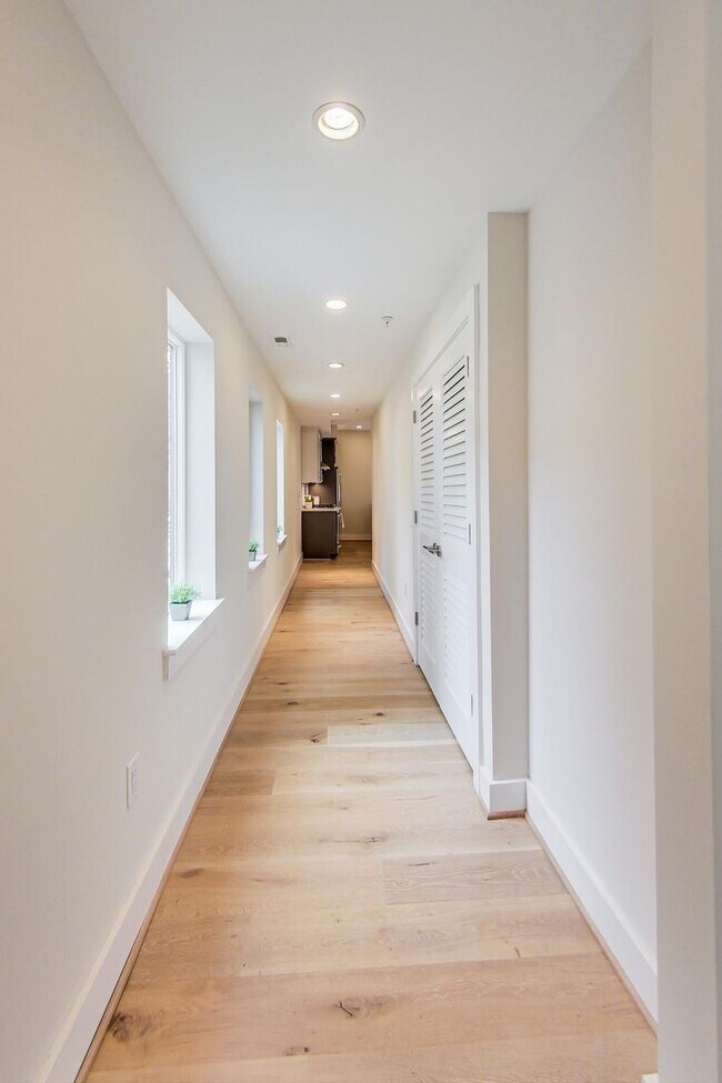 Building Photo - Gorgeous 2 bedroom 2 bath condo just steps from Columbia Hgts center $3,550