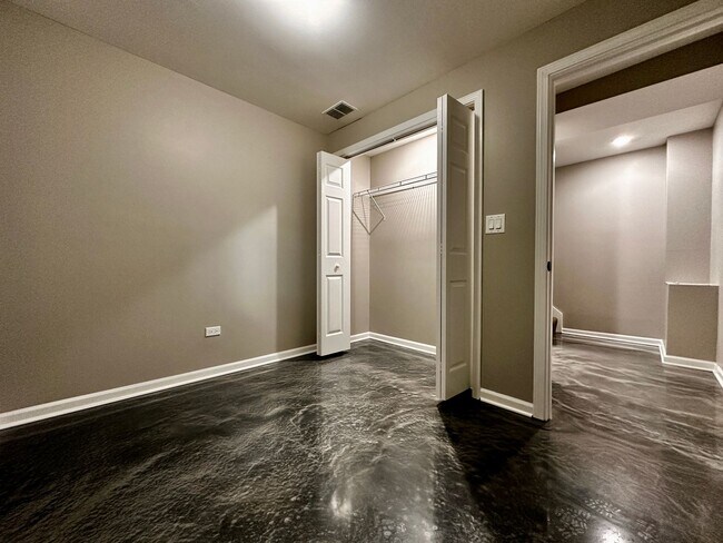 Building Photo - Amazing 4-bed Duplex by UIC