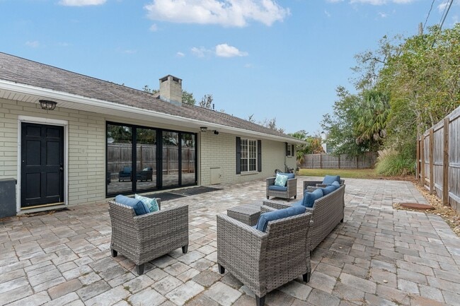 Building Photo - 2222 W University Ave