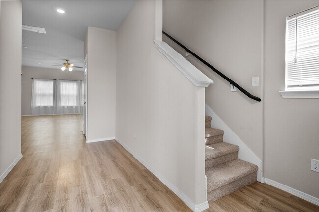 Building Photo - 707 Long Cedar Dr