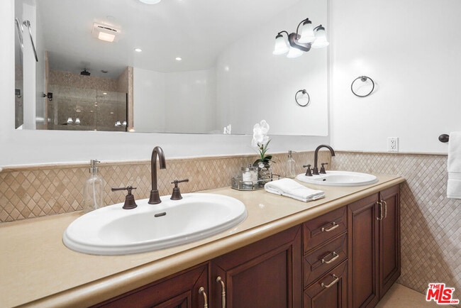 Building Photo - 420 S Hamel Rd