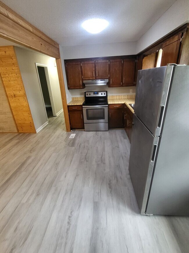Building Photo - Nice and cozy 3 bedroom 1 bath just renovated